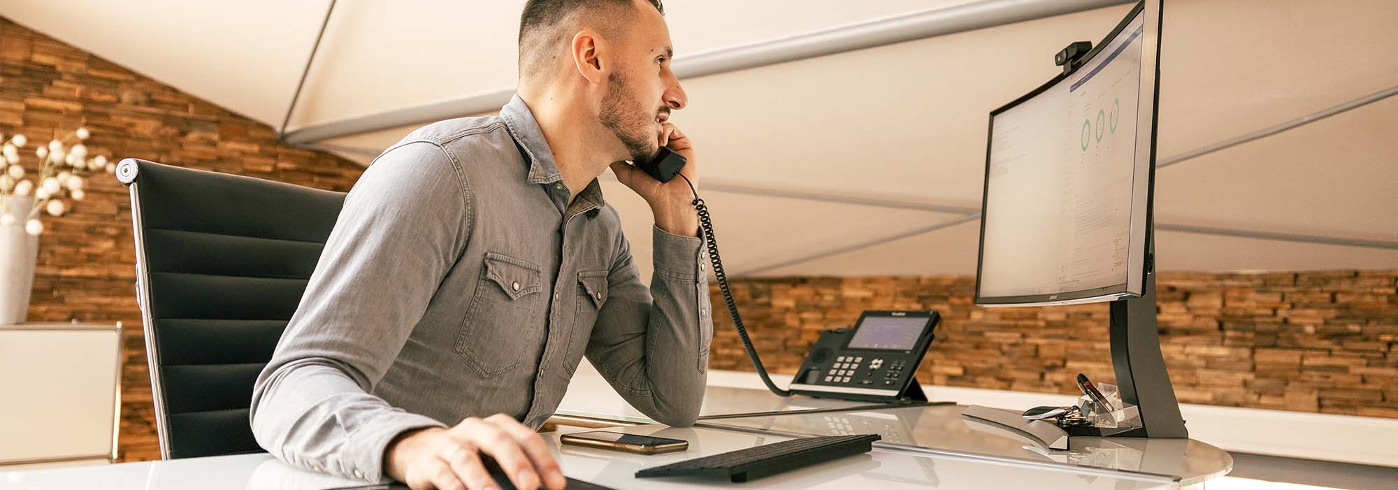 Ein media-service-Mitarbeiter berät einen Kunden am Telefon zu hochverfügbaren IT-Systemen. 